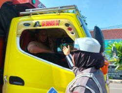 Unit Kamsel Satlantas Polres Bima Kota Edukasi Pengendara Gunakan Helm SNI dan Safety Belt