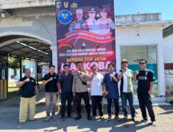 Bhabinkamtibmas Desa Tanjung Luar Bersama Babinsa Pasang Baliho Imbauan Bahaya Narkoba