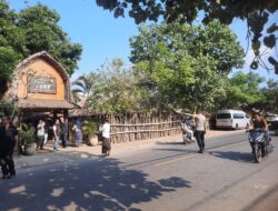 Bhabinkamtibmas Polsek Pujut Laksanakan Silaturahmi dan Pengamanan di Rumah Adat Sade