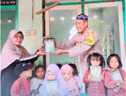 Bhabinkamtibmas Desa Bagik Papan Serahkan Bantuan Iqro dan Edukasi Kamtibmas kepada Anak PAUD Jannatul Hazni