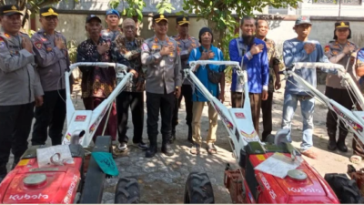 Polres Lombok Timur Serahkan Tiga Traktor Roda Dua untuk Kelompok Tani, Perkuat Ketahanan Pangan Nasional