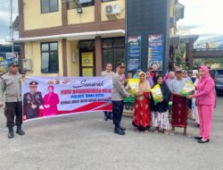 Semarak Hari Bhayangkara ke-80, Polsek Rasanae Barat Bagikan Beras kepada Warga