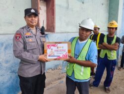 Polres Lombok Barat Bagikan Sembako untuk Lansia di Pelabuhan Lembar