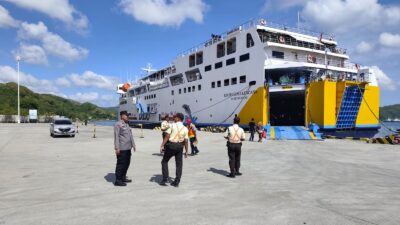 Sinergi Polsek Pelabuhan Lembar Amankan Penyeberangan Rute Surabaya