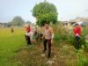 Bhabinkamtibmas Polsek Seteluk Ikut Gotong Royong Bersihkan Lapangan dan Bantaran Sungai di Seteluk Tengah