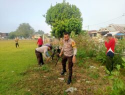 Bhabinkamtibmas Polsek Seteluk Ikut Gotong Royong Bersihkan Lapangan dan Bantaran Sungai di Seteluk Tengah