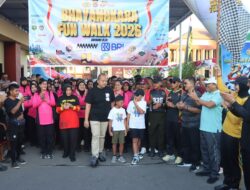Semarak HUT Bhayangkara ke-80, Polres Sumbawa Gelar Bhayangkara Fun Walk Bersama Masyarakat