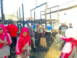Bhabinkamtibmas bersama Warga Kompak gotong royong Pulihkan Rumah Korban Kebakaran