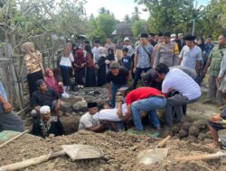 Wujud Solidaritas, Kapolsek Plampang Bersama Jajaran Hadiri Pemakaman Orang Tua Personel Polsek