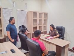 KonPolsek Manggelewa Serahkan Tersangka dan Barang Bukti Kasus Pengancaman dan Kepemilikan Sajam Tanpa Hak ke Kejaksaan Negeri Dompu