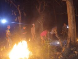 Bhabinkamtibmas Polsubsektor Palibelo Bersamaan Warga Binaan Memadamkan Kebakaran Lahan di Desa Nata
