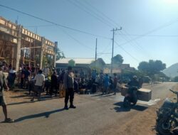 Gotong Royong Bangun Masjid, Bhabinkamtibmas Desa Rasabou Perkuat Kemitraan dan Sampaikan Pesan Kamtibmas