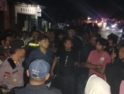 Humanis dan Persuasif, Polres Dompu Selesaikan Aksi Protes Warga Melalui Dialog  Dompu, 14 Juli 2026 – Polres Dompu melalui Polsek Woja bergerak cepat merespons aksi protes yang dilakukan oleh sejumlah masyarakat di Lingkungan Dore, tepatnya di depan Apotek Ilham dan Cabang PDAM Kelurahan Simpasai, Kecamatan Woja, Kabupaten Dompu, pada Sabtu (11/7/2026) malam.  Aksi tersebut dilakukan oleh keluarga korban bersama warga yang menuntut percepatan penanganan dua perkara yang telah dilaporkan ke Polres Dompu, yakni dugaan pelemparan terhadap Muh. Julfikar alias Memet serta dugaan penganiayaan terhadap Imam Hambali alias Jery.  Menindaklanjuti aksi tersebut, Kapolsek Woja IPTU M. Norkurniawan, S.H., bersama personel segera mendatangi lokasi untuk melakukan dialog dan negosiasi dengan perwakilan keluarga korban. Dalam kesempatan itu dijelaskan bahwa kedua perkara masih dalam proses penyelidikan dan penyidikan oleh Satreskrim Polres Dompu sesuai prosedur hukum yang berlaku. Pihak keluarga juga diimbau agar memberikan kesempatan kepada penyidik untuk mengumpulkan alat bukti, memeriksa saksi, serta mengungkap fakta-fakta yang berkaitan dengan perkara tersebut.  Selanjutnya, Kabag Ops Polres Dompu AKP Sudirman, S.H., M.M., bersama penyidik Satreskrim Polres Dompu didampingi Kapolsek Woja menemui keluarga kedua korban secara bergantian untuk memberikan penjelasan mengenai perkembangan penanganan perkara. Polisi juga meminta dukungan masyarakat apabila memiliki informasi atau saksi yang dapat membantu proses penyelidikan, termasuk upaya pemeriksaan rekaman CCTV di sekitar lokasi kejadian.  Setelah menerima penjelasan tersebut, keluarga korban bersama masyarakat memahami proses hukum yang sedang berjalan dan memberikan waktu kepada penyidik untuk bekerja secara profesional. Blokade jalan kemudian dibuka kembali sehingga arus lalu lintas kembali normal, aman, dan lancar.  Kapolres Dompu AKBP Sodikin Fahrojin Nur, S.I.K., melalui Kasi Humas Polres Dompu IPTU I Nyoman Suardika, menyampaikan bahwa Polres Dompu memahami harapan keluarga korban agar perkara dapat segera terungkap. Namun demikian, setiap penanganan perkara pidana harus dilaksanakan secara profesional, objektif, dan berdasarkan alat bukti yang sah sesuai ketentuan hukum.  “Kami mengapresiasi sikap masyarakat yang tetap mengedepankan komunikasi dan menerima penjelasan yang telah disampaikan. Polres Dompu berkomitmen menangani setiap laporan secara serius, profesional, transparan, dan sesuai prosedur hukum yang berlaku. Kami juga mengajak masyarakat untuk bersama-sama menjaga situasi kamtibmas agar tetap aman dan kondusif serta memberikan informasi yang dapat membantu proses penyelidikan,” ujar IPTU Nyoman.  Polres Dompu menegaskan akan terus mengoptimalkan proses penyelidikan terhadap kedua perkara tersebut hingga memperoleh bukti yang cukup untuk mengungkap pelaku sesuai ketentuan hukum yang berlaku, sekaligus memastikan keamanan dan ketertiban masyarakat tetap terjaga di wilayah Kabupaten Dompu.  Demikian Rilisan Resmi Humas Polres Dompu