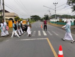 Polsek Seteluk Laksanakan Giat Rawan Pagi di SMPN 1 Seteluk, Wujudkan Polisi Humanis