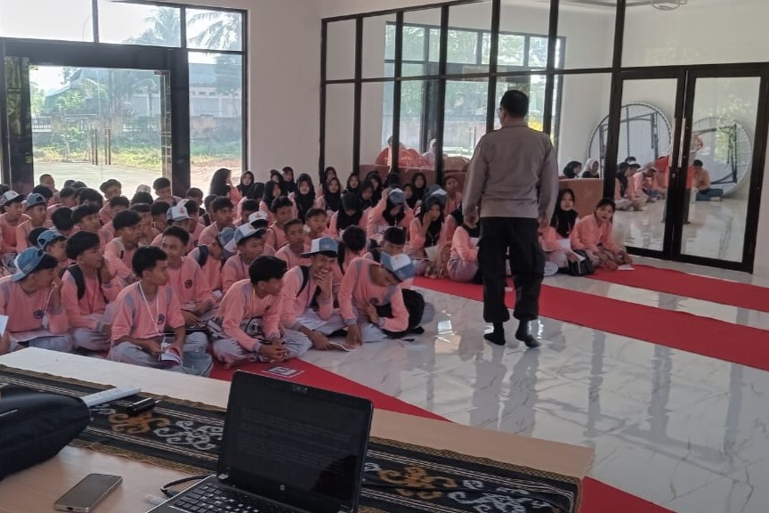Masa Orientasi, Polres Lombok Barat Edukasi Siswa SMKN 2 Lembar Bahaya Perundungan dan Narkoba