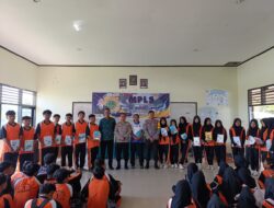 Tutup MPLS SMAN 1 Lunyuk, Kapolsek Lunyuk Berikan Edukasi Hukum Sekaligus Santuni Siswa Yatim