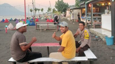 Bhabinkamtibmas Polres Bima Kota Sambangi Pelaku Usaha dan Pengunjung Pantai Sangiang, Sampaikan Pesan Kamtibmas