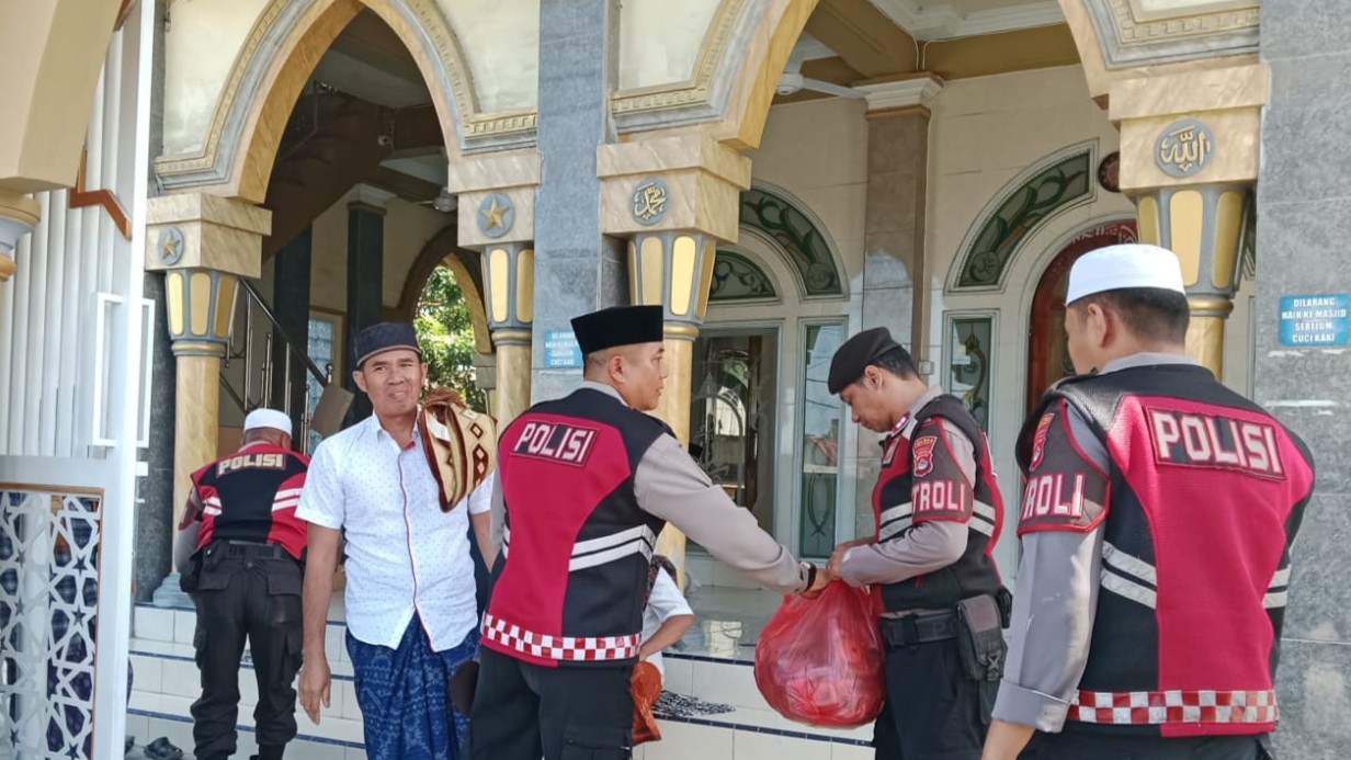 Aksi Jumat Berkah Sat Samapta Polres Lombok Barat Pererat Silaturahmi dengan Warga Labuapi
