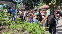 Bhabinkamtibmas Desa Sukadana Bersama Pemdes dan Mahasiswa KKN Universitas Muhammadiyah Mataram Praktikkan Penyemprotan Pestisida Organik