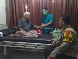 Bhabinkamtibmas Desa Teros Sambangi Kadus Timba Daya yang Sedang Dirawat di Puskesmas