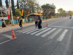 Beri Rasa Aman bagi Pelajar, Personel Polsek Utan Gelar Pengaturan Lalu Lintas Pagi di Depan SMPN 1 Utan