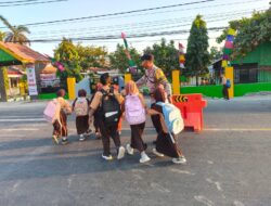 Beri Rasa Aman ke Pelajar, Piket Polsek Labuhan Badas Gelar Pengaturan Lalu Lintas Pagi di Depan SDN Karang Dima