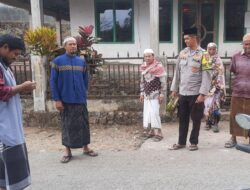 Peringatan Maulid Nabi Muhammad SAW 1448 H, Kanit Binmas Polsek Donggo Sholat Jum,at Bersama Warga dan Serahkan Al-Qur’an dan iqro