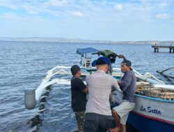 SAT POLAIRUD POLRES DOMPU HADIR BANTU WARGA PESISIR DAN SAMPAIKAN PESAN KESELAMATAN