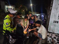 PATROLI MALAM POLRES DOMPU BUBARKAN REMAJA YANG BERKERUMUN, CEGAH GANGGUAN KAMTIBMAS