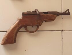 Kesadaran Hukum Meningkat, Warga Ambalawi Serahkan 2 Pucuk Senpi Rakitan ke Polisi