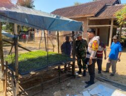 Dukung Ketahanan Pangan Nasional, Bhabinkamtibmas Desa Suka Mulya Sambangi Petani Cabai Berikan Motivasi