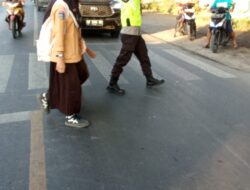 Bhabinkamtibmas Kerumut Gelar Strong Point Pagi di Depan SLTPN 1 Pringgabaya, Pastikan Keselamatan Pelajar