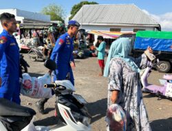 SAT POLAIRUD POLRES DOMPU HADIR DI PESISIR DAN PELABUHAN, IMBAU ORANG TUA AWASI ANAK SAAT BERMAIN DI PANTAI