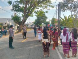 Amankan Tradisi Nyongkolan Beriring Musik Kecimol, Bhabinkamtibmas Labuhan Burung Jamin Kelancaran Lalu Lintas