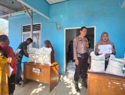 Monitoring Penyaluran Bantuan Beras di Desa Binaannya Bhabinkamtibmas Polsek Woha Sampaikan Himbauan Kamtibmas