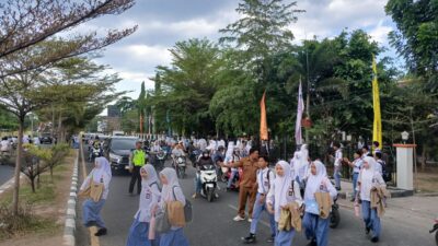 Patroli Rutin dan Pengaturan Arus Lalu Lintas, Sat Lantas Polres Sumbawa Pastikan Kamseltiblantas di SMAN 2 Sumbawa