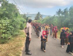Bhabinkamtibmas Polsek Pekat Amankan Tradisi Nyongkolan, Arus Lalu Lintas Tetap Lancar