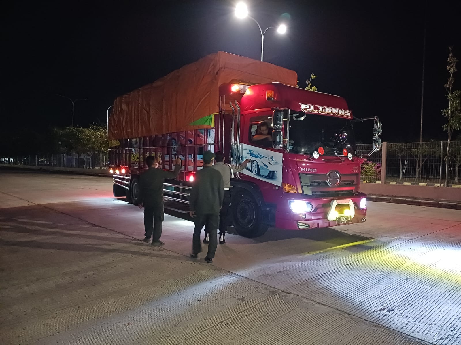 Pemeriksaan Intensif di Pelabuhan Lembar, Kepolisian Sisir Penumpang dan Kendaraan KM Mutiara Ferindo I