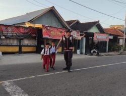 Bantu Anak Sekolah Menyeberang, Polsek Buer Gelar Pengaturan Lalu Lintas Pagi di Jalan Lintas Sumbawa-Tano
