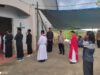 Pastikan Umat Kristiani Beribadah Dengan Nyaman, Bhabinkamtibmas Polsek Donggo Laksanakan Pengamanan di Gereja Santo Paulus