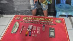 Polsek Pekat Amankan Terduga Penyalahgunaan Narkotika, Sabu Bruto 0,97 Gram Diserahkan ke Satresnarkoba  Dompu, NTB — Anggota Polsek Pekat mengamankan seorang laki-laki berinisial MY (35), warga Kecamatan Pekat, Kabupaten Dompu, yang diduga terlibat dalam tindak pidana penyalahgunaan narkotika. Dari hasil penggeledahan di sebuah rumah di Desa Soritatanga, Kecamatan Pekat, petugas menemukan barang bukti yang diduga narkotika jenis sabu dengan berat bruto 0,97 gram.  Pengungkapan tersebut berawal dari adanya laporan pengaduan masyarakat terkait dugaan pencurian dua ekor sapi pada Minggu (13/9/2026) sekitar pukul 23.00 Wita. Menindaklanjuti informasi tersebut, anggota Polsek Pekat melakukan penyelidikan hingga menemukan dua ekor sapi yang diduga berkaitan dengan laporan tersebut di rumah seorang pembeli sapi di wilayah Kecamatan Pekat.  Selanjutnya, pada Senin (14/9/2026) sekitar pukul 03.00 Wita, anggota Polsek Pekat melakukan penindakan terhadap terduga MY di wilayah Desa Soritatanga. Dalam rangkaian penggeledahan yang disaksikan saksi masyarakat, petugas menemukan sejumlah barang yang diduga berkaitan dengan penyalahgunaan narkotika.  Barang bukti yang diamankan antara lain tiga klip berisi kristal bening yang diduga narkotika jenis sabu, plastik klip, satu bong lengkap sebagai alat hisap, serta sebuah tas/dompet yang berisi gunting, korek api dan klip kosong bekas pakai. Setelah dilakukan pemeriksaan awal, narkotika jenis sabu tersebut memiliki berat bruto 0,97 gram.  Selain itu, dari rangkaian penanganan perkara awal, petugas juga mengamankan tiga orang yang diduga berkaitan dengan perkara dugaan penadahan/pencurian ternak untuk menjalani pemeriksaan lebih lanjut.  Pada Senin (14/9/2026) sekitar pukul 16.00 Wita, anggota Polsek Pekat kemudian menyerahkan terduga beserta barang bukti dugaan narkotika kepada Penyidik Satresnarkoba Polres Dompu di ruang Satresnarkoba Polres Dompu untuk dilakukan penyelidikan dan penyidikan lebih lanjut.  Kasatresnarkoba Polres Dompu IPTU RAHMADUN SISWADI, S.H., membenarkan adanya penyerahan tersebut. Ia menjelaskan bahwa setelah menerima terduga dan barang bukti dari Polsek Pekat, pihaknya langsung melakukan langkah-langkah penyelidikan dan penyidikan sesuai prosedur hukum.  “Setelah menerima penyerahan dari Polsek Pekat, Satresnarkoba Polres Dompu melakukan pemeriksaan awal terhadap terduga dan barang bukti yang diserahkan. Selanjutnya kami akan mendalami asal-usul narkotika, keterlibatan pihak lain serta melakukan serangkaian tindakan penyidikan sesuai ketentuan yang berlaku,” ujar IPTU Rahmadun.  Menurutnya, penyidik juga akan melakukan pemeriksaan terhadap saksi-saksi, menginterogasi terduga, melakukan penyelidikan terhadap sumber narkotika, serta melaksanakan gelar perkara sebagai bagian dari proses penentuan langkah hukum selanjutnya.  “Penyidik akan bekerja secara profesional dan berdasarkan alat bukti yang diperoleh. Setiap perkembangan akan kami tindak lanjuti sesuai prosedur, termasuk pemeriksaan saksi, penyusunan laporan polisi, pemberkasan dan koordinasi dengan pihak terkait,” tegasnya.  Terhadap terduga, penyidik mendalami dugaan tindak pidana memiliki, menguasai atau menyimpan narkotika, dengan penerapan pasal yang akan ditentukan berdasarkan hasil penyidikan dan alat bukti yang diperoleh.  Sementara itu, Tanggapan Kapolres Dompu AKBP Sodikin Fahrojin Nur, S.I.K. melalui Kasi Humas Polres Dompu IPTU I Nyoman Suardika, menyampaikan apresiasi terhadap respons cepat anggota Polsek Pekat dalam menindaklanjuti laporan masyarakat hingga menemukan adanya dugaan tindak pidana narkotika.  “Polres Dompu berkomitmen untuk terus memberantas peredaran dan penyalahgunaan narkotika di wilayah hukum Polres Dompu. Setiap informasi dari masyarakat akan kami tindak lanjuti dan apabila ditemukan adanya tindak pidana, akan diproses sesuai hukum yang berlaku,” jelas IPTU I Nyoman Suardika.  Ia menambahkan bahwa sinergi antara masyarakat, Polsek jajaran dan Satresnarkoba sangat penting dalam mengungkap peredaran narkotika.  “Polres Dompu mengajak masyarakat untuk tidak ragu memberikan informasi apabila mengetahui adanya aktivitas yang berkaitan dengan peredaran maupun penyalahgunaan narkotika. Identitas pelapor akan ditangani sesuai ketentuan dan setiap laporan akan ditindaklanjuti secara profesional,” pungkasnya.  Saat ini, Satresnarkoba Polres Dompu masih melakukan penyelidikan dan penyidikan lebih lanjut untuk mengungkap sumber narkotika serta kemungkinan adanya pihak lain yang terlibat.  Seluruh rangkaian kegiatan penangkapan, penggeledahan hingga penyerahan terduga dan barang bukti berlangsung dalam keadaan aman dan lancar.  Demikian Rilisan Resmi Humas Polres Dompu