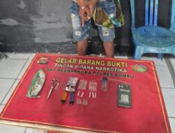 Polsek Pekat Amankan Terduga Penyalahgunaan Narkotika, Sabu Bruto 0,97 Gram Diserahkan ke Satresnarkoba  Dompu, NTB — Anggota Polsek Pekat mengamankan seorang laki-laki berinisial MY (35), warga Kecamatan Pekat, Kabupaten Dompu, yang diduga terlibat dalam tindak pidana penyalahgunaan narkotika. Dari hasil penggeledahan di sebuah rumah di Desa Soritatanga, Kecamatan Pekat, petugas menemukan barang bukti yang diduga narkotika jenis sabu dengan berat bruto 0,97 gram.  Pengungkapan tersebut berawal dari adanya laporan pengaduan masyarakat terkait dugaan pencurian dua ekor sapi pada Minggu (13/9/2026) sekitar pukul 23.00 Wita. Menindaklanjuti informasi tersebut, anggota Polsek Pekat melakukan penyelidikan hingga menemukan dua ekor sapi yang diduga berkaitan dengan laporan tersebut di rumah seorang pembeli sapi di wilayah Kecamatan Pekat.  Selanjutnya, pada Senin (14/9/2026) sekitar pukul 03.00 Wita, anggota Polsek Pekat melakukan penindakan terhadap terduga MY di wilayah Desa Soritatanga. Dalam rangkaian penggeledahan yang disaksikan saksi masyarakat, petugas menemukan sejumlah barang yang diduga berkaitan dengan penyalahgunaan narkotika.  Barang bukti yang diamankan antara lain tiga klip berisi kristal bening yang diduga narkotika jenis sabu, plastik klip, satu bong lengkap sebagai alat hisap, serta sebuah tas/dompet yang berisi gunting, korek api dan klip kosong bekas pakai. Setelah dilakukan pemeriksaan awal, narkotika jenis sabu tersebut memiliki berat bruto 0,97 gram.  Selain itu, dari rangkaian penanganan perkara awal, petugas juga mengamankan tiga orang yang diduga berkaitan dengan perkara dugaan penadahan/pencurian ternak untuk menjalani pemeriksaan lebih lanjut.  Pada Senin (14/9/2026) sekitar pukul 16.00 Wita, anggota Polsek Pekat kemudian menyerahkan terduga beserta barang bukti dugaan narkotika kepada Penyidik Satresnarkoba Polres Dompu di ruang Satresnarkoba Polres Dompu untuk dilakukan penyelidikan dan penyidikan lebih lanjut.  Kasatresnarkoba Polres Dompu IPTU RAHMADUN SISWADI, S.H., membenarkan adanya penyerahan tersebut. Ia menjelaskan bahwa setelah menerima terduga dan barang bukti dari Polsek Pekat, pihaknya langsung melakukan langkah-langkah penyelidikan dan penyidikan sesuai prosedur hukum.  “Setelah menerima penyerahan dari Polsek Pekat, Satresnarkoba Polres Dompu melakukan pemeriksaan awal terhadap terduga dan barang bukti yang diserahkan. Selanjutnya kami akan mendalami asal-usul narkotika, keterlibatan pihak lain serta melakukan serangkaian tindakan penyidikan sesuai ketentuan yang berlaku,” ujar IPTU Rahmadun.  Menurutnya, penyidik juga akan melakukan pemeriksaan terhadap saksi-saksi, menginterogasi terduga, melakukan penyelidikan terhadap sumber narkotika, serta melaksanakan gelar perkara sebagai bagian dari proses penentuan langkah hukum selanjutnya.  “Penyidik akan bekerja secara profesional dan berdasarkan alat bukti yang diperoleh. Setiap perkembangan akan kami tindak lanjuti sesuai prosedur, termasuk pemeriksaan saksi, penyusunan laporan polisi, pemberkasan dan koordinasi dengan pihak terkait,” tegasnya.  Terhadap terduga, penyidik mendalami dugaan tindak pidana memiliki, menguasai atau menyimpan narkotika, dengan penerapan pasal yang akan ditentukan berdasarkan hasil penyidikan dan alat bukti yang diperoleh.  Sementara itu, Tanggapan Kapolres Dompu AKBP Sodikin Fahrojin Nur, S.I.K. melalui Kasi Humas Polres Dompu IPTU I Nyoman Suardika, menyampaikan apresiasi terhadap respons cepat anggota Polsek Pekat dalam menindaklanjuti laporan masyarakat hingga menemukan adanya dugaan tindak pidana narkotika.  “Polres Dompu berkomitmen untuk terus memberantas peredaran dan penyalahgunaan narkotika di wilayah hukum Polres Dompu. Setiap informasi dari masyarakat akan kami tindak lanjuti dan apabila ditemukan adanya tindak pidana, akan diproses sesuai hukum yang berlaku,” jelas IPTU I Nyoman Suardika.  Ia menambahkan bahwa sinergi antara masyarakat, Polsek jajaran dan Satresnarkoba sangat penting dalam mengungkap peredaran narkotika.  “Polres Dompu mengajak masyarakat untuk tidak ragu memberikan informasi apabila mengetahui adanya aktivitas yang berkaitan dengan peredaran maupun penyalahgunaan narkotika. Identitas pelapor akan ditangani sesuai ketentuan dan setiap laporan akan ditindaklanjuti secara profesional,” pungkasnya.  Saat ini, Satresnarkoba Polres Dompu masih melakukan penyelidikan dan penyidikan lebih lanjut untuk mengungkap sumber narkotika serta kemungkinan adanya pihak lain yang terlibat.  Seluruh rangkaian kegiatan penangkapan, penggeledahan hingga penyerahan terduga dan barang bukti berlangsung dalam keadaan aman dan lancar.  Demikian Rilisan Resmi Humas Polres Dompu