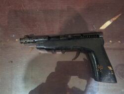 Polsek Langgudu Kembali Terima Penyerahan Senjata Rakitan Secara Sukarela dari Warga Desa Karumbu