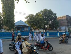 Personel BKO Polda NTB Laksanakan Gatur Pagi, Bantu Pelajar Menyeberang dengan Aman