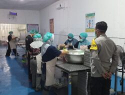 Monitoring MBG, Bhabinkamtibmas Polsek Bolo Sambangi SPPG Tambe Bolo I