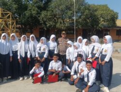 Jadi Pembina Upacara di SMPN 1 Hu’u, Kapolsek Sampaikan Pesan Kamtibmas kepada Siswa
