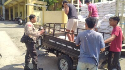 Bhabinkamtibmas Desa Teros Monitoring Penerimaan Bantuan Beras Pemerintah untuk 610 KK