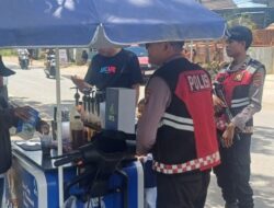 Patroli di Telaga Bertong, Polisi Sapa Pedagang Kopi Keliling Sampaikan Pesan Kamtibmas