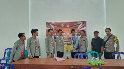 Bhabinkamtibmas Lenek Duren Pantau Pendaftaran Bakal Calon Kepala Desa, Imbau Masyarakat Jaga Kondusivitas