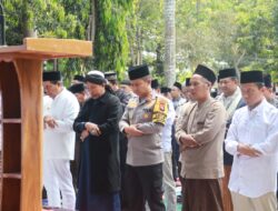 Bupati dan Kapolres Lombok Timur Ikuti Salat Istisqa, Berdoa Memohon Turunnya Hujan